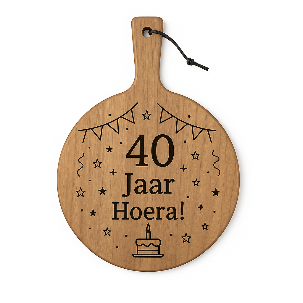 Ronde houten borrelplank met handvat Ø29,5 cm – Gravure 40 jaar Hoera! – Cadeau verjaardag of jubileum