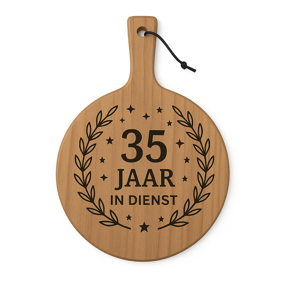 Ronde houten borrelplank met handvat Ø29,5 cm – Gravure 35 jaar in dienst – Jubileum cadeau collega of werknemer