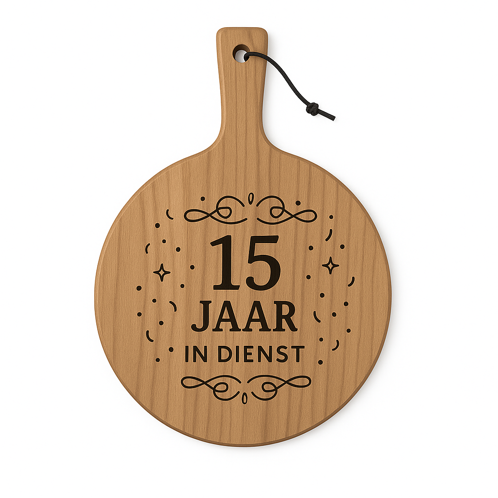 Ronde houten borrelplank met handvat Ø29,5 cm – Gravure 15 jaar in dienst – Jubileum cadeau werknemer of collega