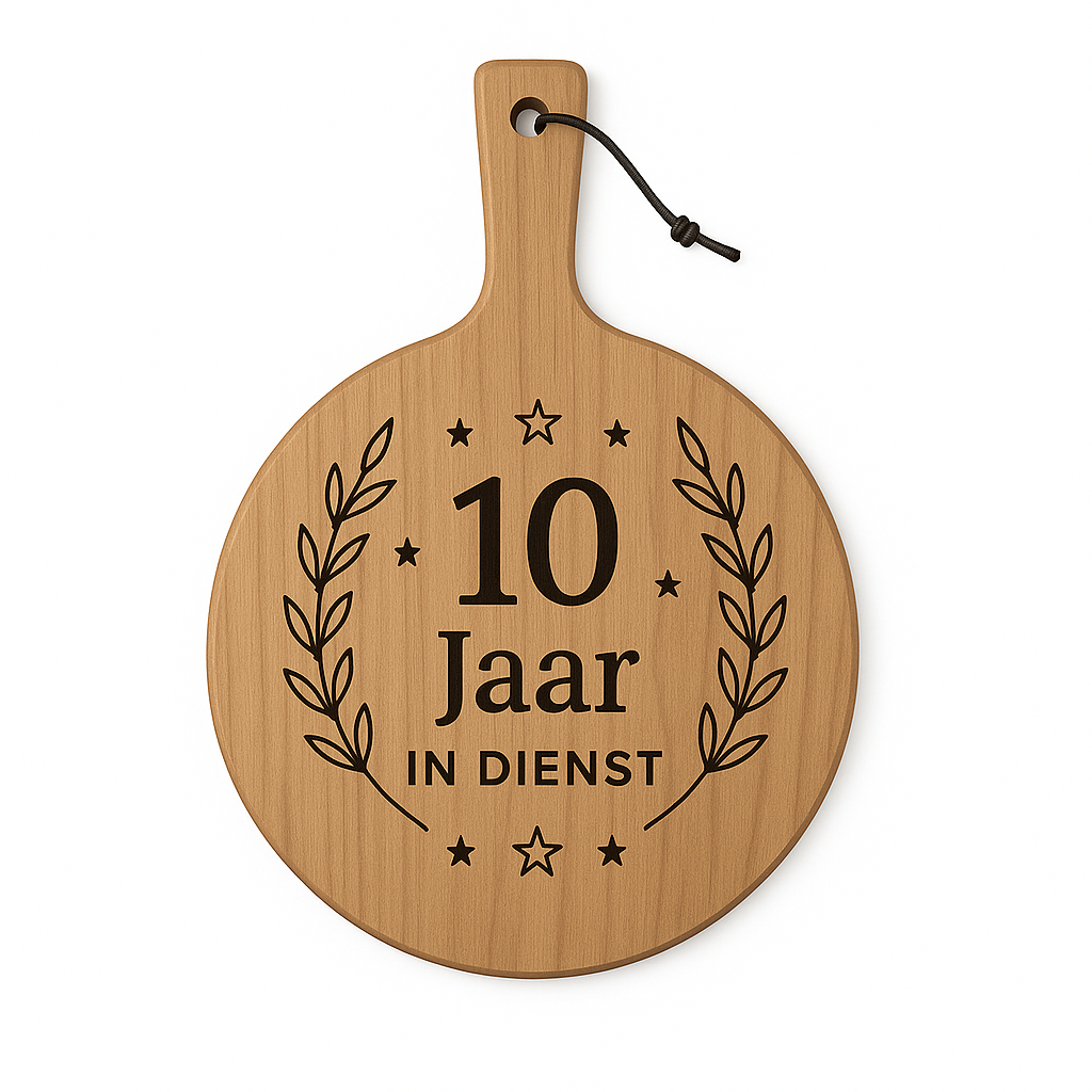 Ronde houten borrelplank met handvat Ø29,5 cm – Gravure 10 jaar in dienst – Jubileum cadeau collega of werknemer