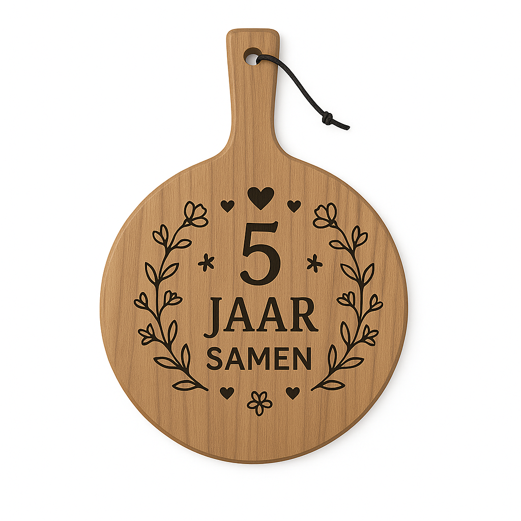 Ronde houten borrelplank met handvat Ø29,5 cm – Gravure 5 jaar samen – Cadeau jubileum of relatie