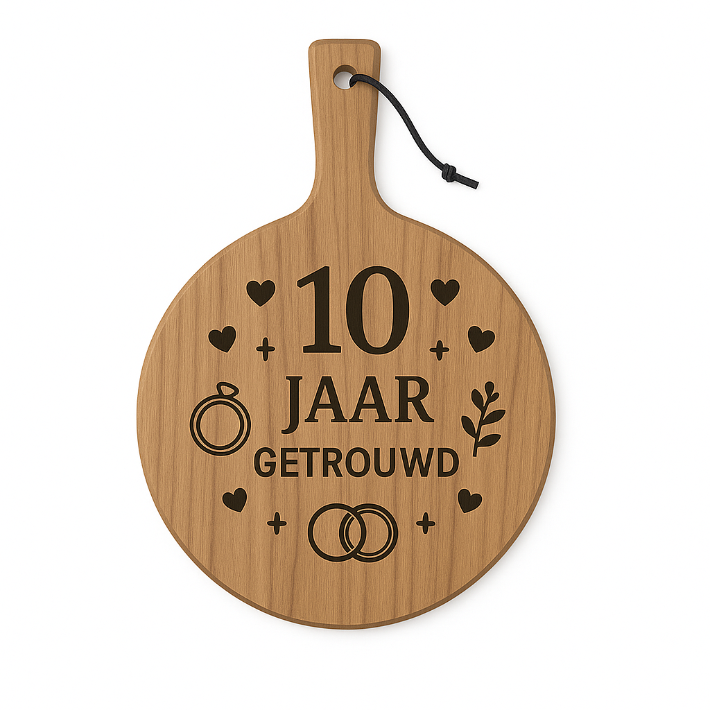 Ronde houten borrelplank met handvat Ø29,5 cm – Gravure 10 jaar getrouwd – Cadeau huwelijksjubileum