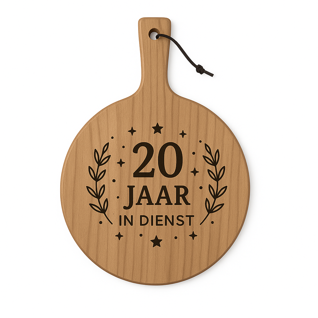 Ronde houten borrelplank met handvat Ø29,5 cm – Gravure 20 jaar in dienst – Jubileum cadeau collega of medewerker