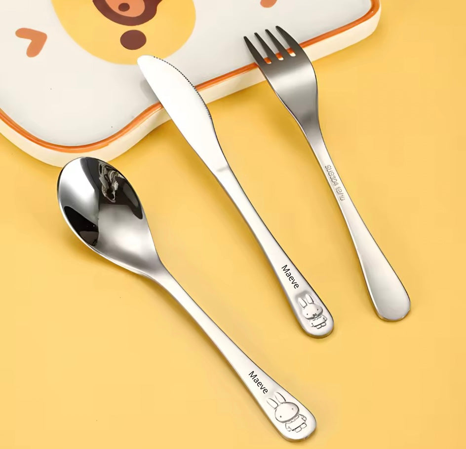 Gepersonaliseerd kinderbestek met naamgravure ‘Maeve’, RVS set met konijntje – Personalized kids cutlery set with name